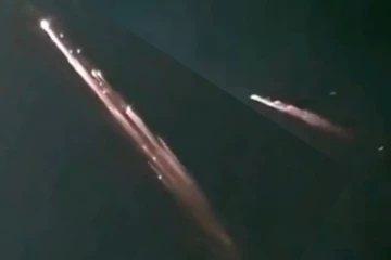 රාත්‍රී අහසේ ගමන් කළ අද්භූත වස්තුව ගැන සමාජ මාධ්‍ය කැළඹූ වීඩියෝව මෙන්න.(VIDEO)