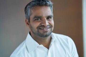 கசாப்பு கடையில் வேலை பார்த்து இன்று பல கோடிகளை அள்ளும் தமிழர்!