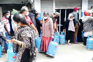 வரிசையில் நின்ற மக்கள்: எரிவாயு கிடைக்காமையால் அமைதியின்மை (Photos)