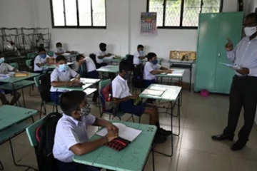 பாடசாலைகளைத் திறப்பதற்கு முன் மாணவர்களுக்குத் தடுப்பூசி!