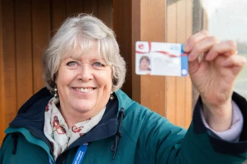 75 வயதில்.. வாரத்தில் 6 நாட்கள் ஊரை சுற்றும் பிரித்தானிய பெண்மணி! என்ன காரணம் தெரியுமா?