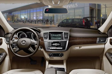 නිවසකින් මතුවූ අතිසුඛෝපභෝගී මෝටර් රථයේ හිමිකරු සොයා දැවැන්ත මෙහෙයුම්..