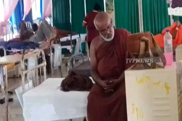 அனுராதபுரத்தில் இரு குழுக்களுக்கிடையே மோதல்: பொலிஸ் அதிகாரிகள் உட்பட 5 பேர் வைத்தியசாலையில்! | Clash Between Two Groups In Anuradhapuram Police