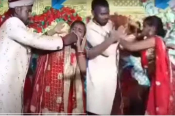 வலுக்கட்டாயமாக மாப்பிள்ளை செய்த காரியம்! பளார் என அறைந்த மணப்பெண்: வைரல் காட்சி