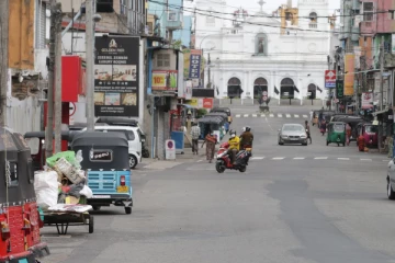 நாட்டில் முடக்கம் - மக்கள் வீடுகளுக்கு வெளியே: முக்கிய வீதிகளில் அதிளவானோர் நடமாடுவதாக தகவல்