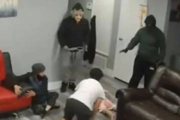 அமெரிக்காவில் துப்பாக்கி முனையில் கட்டிவைத்த முகமூடி நபர்கள்..சாமர்த்தியமாக பொலிஸை அழைத்த பெண்..திக் திக் சம்பவம்