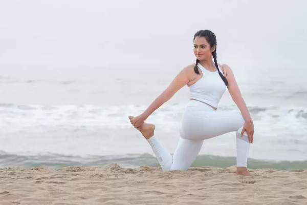 கடற்கரையில் யோக செய்து அசத்திய பிரபல பிக்பாஸ் நடிகை! | Cinema