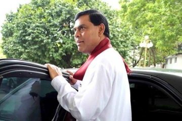 බැසිල් රාජපක්ෂ හදිසියේම රටින් පිටව යයි..