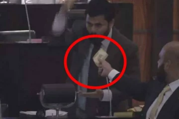 பரபரப்புக்கு மத்தியில் நாடாளுமன்றத்தில் காசு கொடுத்த சாணக்கியன்!