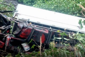 பதுளையில் 50 அடி பள்ளத்தாக்கில் வீழ்ந்த பாரவூர்தி! ஒருவருக்கு நேர்ந்த விபரீதம்