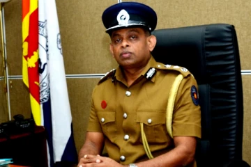 சிவில் உடையில் பொலிஸாரை வழிநடத்தும் தேசபந்து தென்னகோன் ?