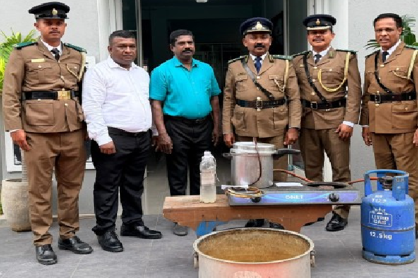 தமிழர் பகுதியொன்றில் முற்றுகையிடப்பட்ட அரச அதிகாரியின் வீடு ; கேஸ் அடுப்பில் நடத்தப்பட்ட செயல் அம்பலம் | House Of Government Officer Besieged