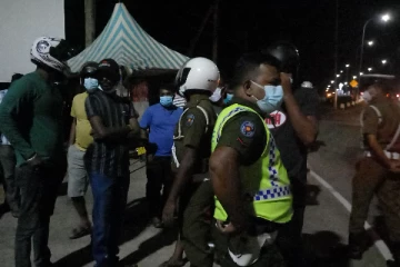 மட்டக்களப்பில் வீதிக்கு இறங்கிய பேருந்து உரிமையாளர்கள்! (Photos)