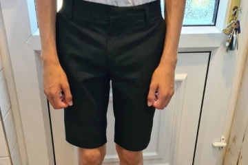 பிரித்தானியாவில் ஷார்ட்ஸ் அணிந்ததற்காக பள்ளியிலிருந்து வீட்டிற்கு அனுப்பப்பட்ட சிறுவன்!