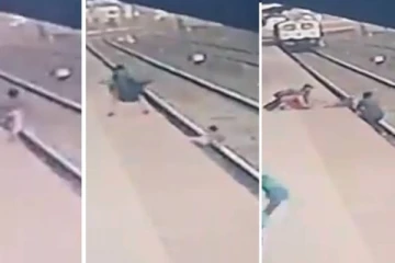 மின்னல் வேகத்தில் வந்த ரயில்.. தாயிடமிருந்து தண்டவாளத்தில் விழுந்த குழந்தை! உயிரை பணயம் வைத்து காப்பாற்றிய ஹீரோவின் பரபரப்பு வீடியோ