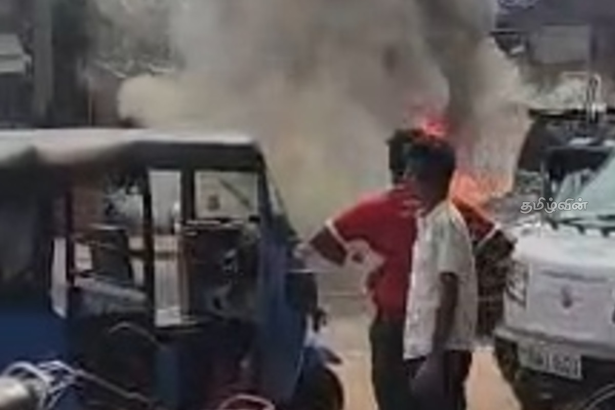 யாழிலுள்ள பெட்ரோல் நிலையத்தில் திடீரென தீப்பிடித்து எரிந்த மோட்டார் சைக்கிள் | Motorcycle Fire In The Marudhanarmadam Area