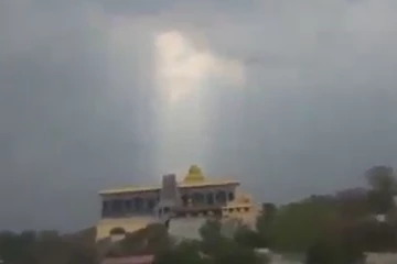 திடீர் அதிசயம்...கோயிலின் மீது இறங்கிய மேகங்கள்! அங்கு மட்டுமே மழை பெய்யும் காட்சி