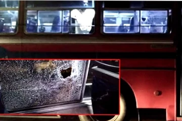 මගීන් සිටි රාත්‍රී බස් රථයකට ප්‍රහාරයක්තු..වාල ලැබූවන් වහාම රෝහල්ගත කෙරේ.(PHOTOS)