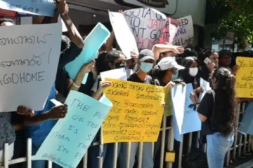 පාසල් සිසුනුත් පාරට බසී..රටේ භයානක තත්ත්වයක්..(PHOTOS)