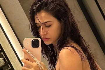 வெறும் டூபீஸ் ஆடை மட்டும் தான்!! புகைப்படத்தை லீக் செய்து டெலீட் செய்த பிரபல நடிகை