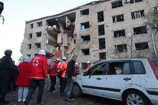 புடின் பயன்படுத்திய ரகசிய ஏவுகணை... 160 ரஷ்ய எண்ணெய், எரிசக்தி வசதிகளைத் தாக்கிய உக்ரைன் | Russia Uses Secret Missile Kyiv Claims