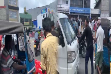 கொழும்பில் எரிபொருள் இன்மையால் வீதியை மறித்து ஆர்ப்பாட்டம் (Photos)