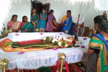 பேருந்து விபத்தில் உயிரிழந்த பல்கலை மாணவி - இறுதிக்கிரியைகள் இன்று (படங்கள்)