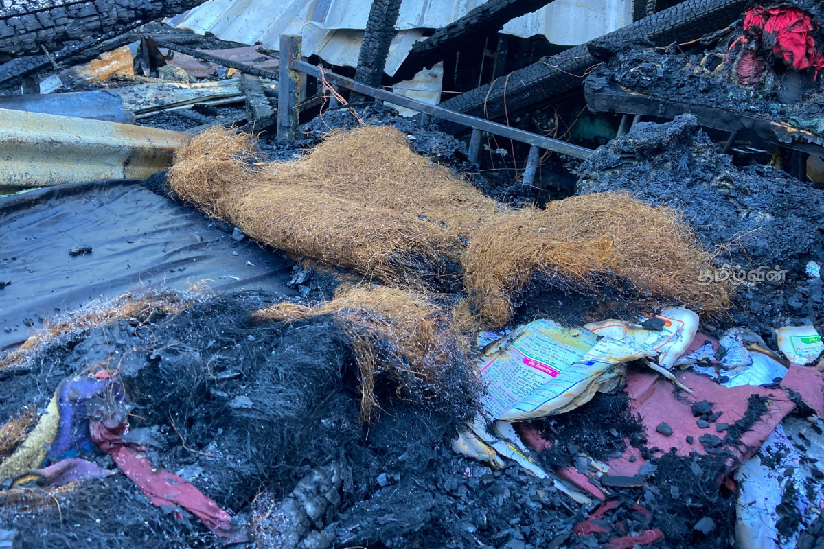 நுவரெலியா நெடுங்குடியிருப்பில் தீப்பரவல் - மூன்று வீடுகள் முற்றாக சேதம் | Fire Breaks Out In Nuwara Eliya Slum