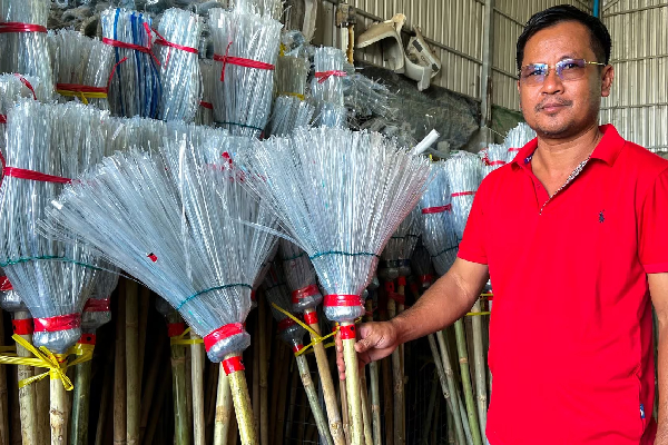 வீசப்படும் பிளாஸ்டிக் பொருட்களில் அழகிய துடைப்பம் ! | A Beautiful Broom In Thrown Plastic Items Cambodia