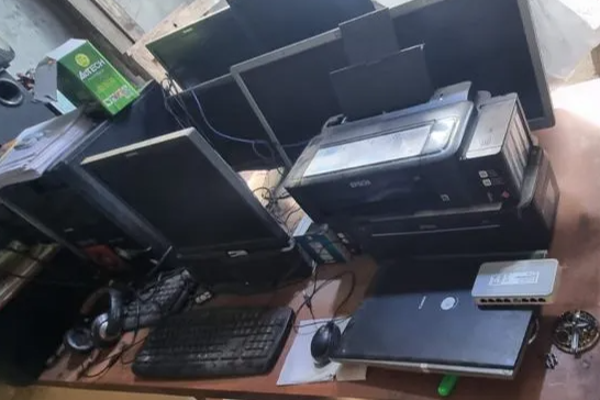 யாழில்  பொலிசாரிடம் சிக்கிய மோசடியாளர்! | Fraudster Caught By The Police In Jaffna