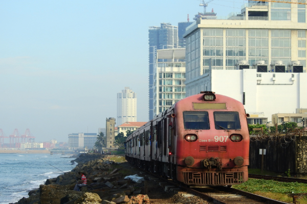கடுகதி ரயிலில் மோதி ஒருவர் பலி | Dies After Being Hit High Speed Train Kalutara
