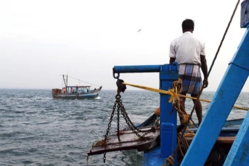 கடலில் மிதந்து வந்த பொதியை திறந்தவர்களுக்கு காத்திருந்த அதிர்ச்சி!