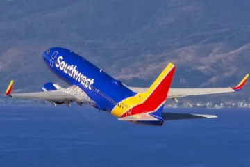 கடவுள் தான் சொன்னார்., 37,000 அடி உயரத்தில் விமானத்தின் கதவை திறக்க முயன்ற பெண்!