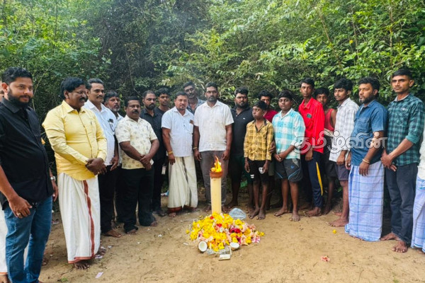 19 ஆண்டுகள் கடந்தும் கிடைக்காத நீதி! செஞ்சோலை வளாகத்தில் உயிரிழந்த உறவுகளுக்கு அஞ்சலி | Mullaitivu Sencholai Complex Deaths Tribute