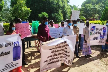 அரசுக்கெதிராக புதுக்குடியிருப்பில் கவனயீர்ப்பு போராட்டம் (காணொளி இணைப்பு)