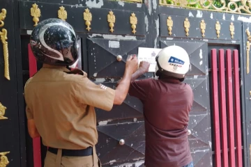 பயணத்தடை விதிக்கப்பட்ட கிராமத்திலிருந்து வெளியேறிச் சென்ற குடும்பம்