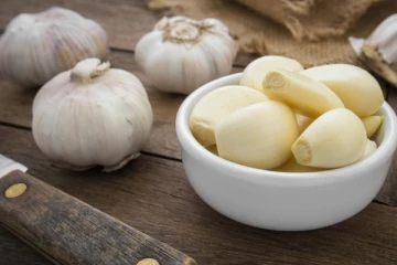 பூண்டை இப்படி சாப்பிடுவது உங்களுக்கு மோசமான ஆபத்துக்களை ஏற்படுத்துமாம்! உஷாரா இருங்க