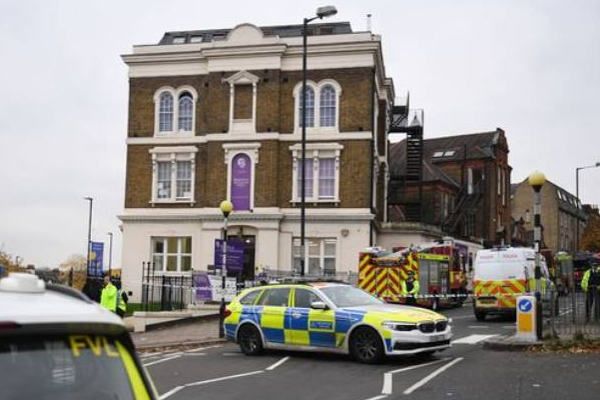 லண்டனில் உள்ள பாடசாலை ஒன்றில் ஏற்பட்ட அசம்பாவிதம்: பல குழந்தைகள் வைத்தியசாலையில் | Roof School Collapses In London Children Hospital