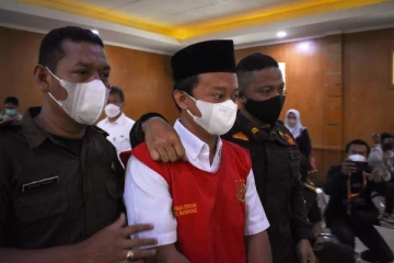 இந்தோனேசிய ஆசிரியரின் கொடூரச் செயல்! நீதிமன்றம் கொடுத்த உத்தரவு