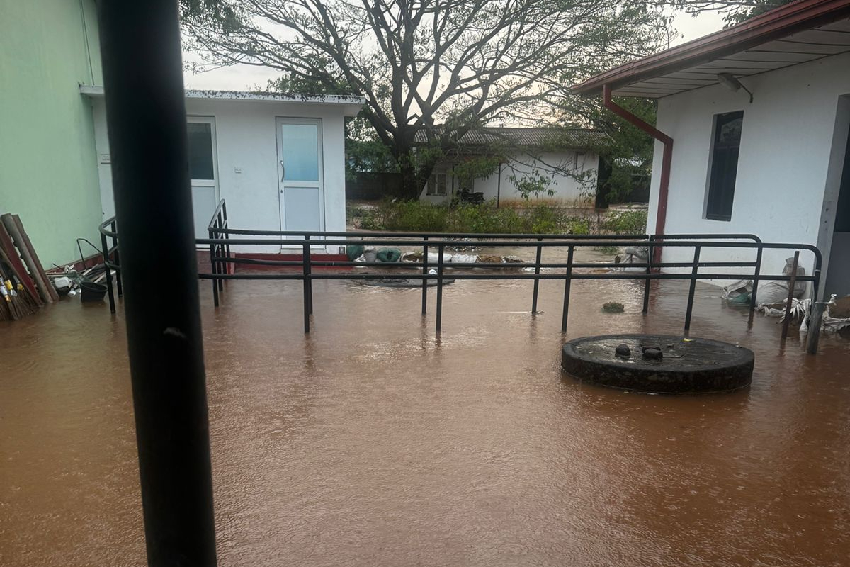 வவுனியாவில் கடும் மழை : வெள்ளத்தில் மூழ்கிய நெடுங்கேணி வைத்தியசாலை | Heavy Rain Nedunkerni Hospital Submerged In Flood