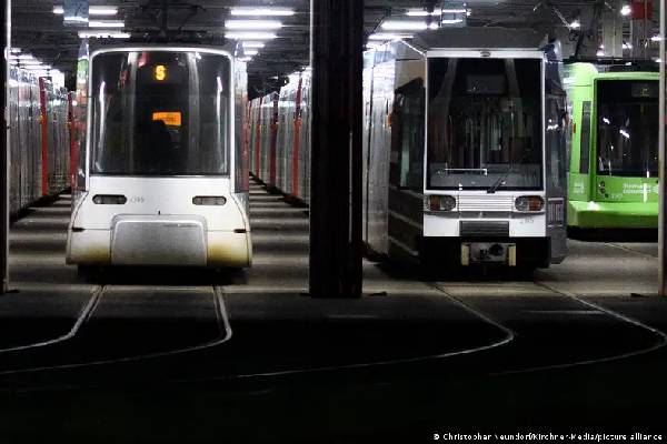 போக்குவரத்து பணியாளர்கள் வேலைநிறுத்தம்: ஸ்தம்பித்த ஜேர்மனி | Nationwide Strikes Hit Public Transport In Germany