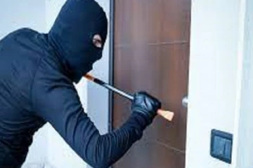 ஆலையடிவேம்பில் வீடு ஒன்றை உடைத்து பெருமளவு தங்க ஆபரணம் கொள்ளை (Photos)