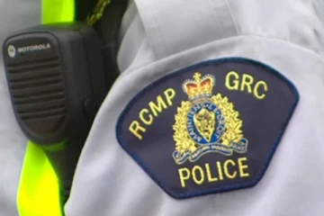 இருவரை வீட்டோடு கொளுத்த முயன்ற பெண்