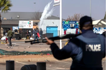 தென்னாப்பிரிக்காவில் தொடர் வன்முறை: மருத்துவமனைக்கு தீ வைப்பு; 72 பேர் மரணம்