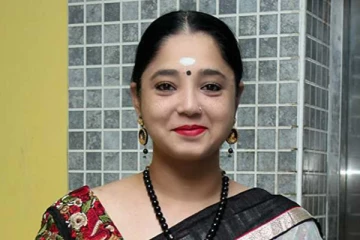 என்னாச்சு? தெரு தெருவாக சோப்பு விற்கும் பிரபல நடிகை ஐஸ்வர்யா..!