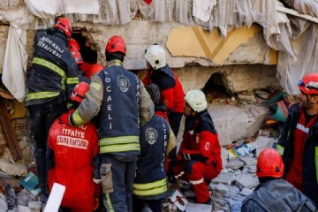 உலக நாடுகளை சோகத்தில் ஆழ்த்திய துருக்கி நிலநடுக்கம்! 248 மணி நேர போராட்டத்தின் பின்னர் மீட்கப்பட்ட பெண்