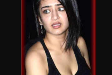 கருப்பு உடையில் ஹாட் போஸ் கொடுத்த கமல் மகள் அக்‌ஷராஹாசன் - வைரலாகும் லேட்டஸ்ட் போட்டோஸ்!