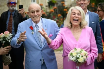 காதலுக்கு வயதில்லை; 100 வயது நபரை மணம் முடித்த பெண்!