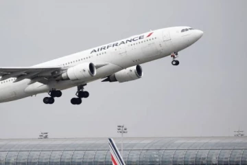 நடுவானில் பறந்துக்கொண்டிருந்த விமானத்தில் சண்டையிட்ட விமானிகள்! பகீர் சம்பவம்