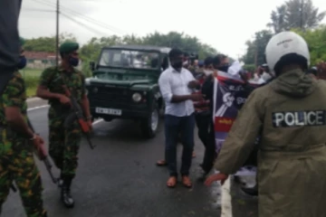 வடக்கு கிழக்கு எழுச்சி நடைபவனியில் பொலிஸார் தள்ளுமுள்ளு - அதிரடிப்படைகள் குவிப்பு! நேரடி ரிப்போர்ட்
